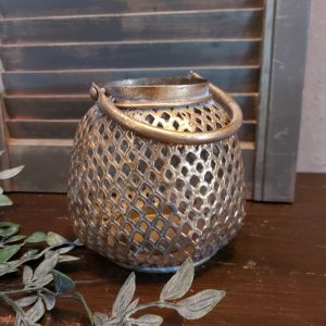 Sfeerlicht van metaal in een gouden kleur, van het merk Countryfield.