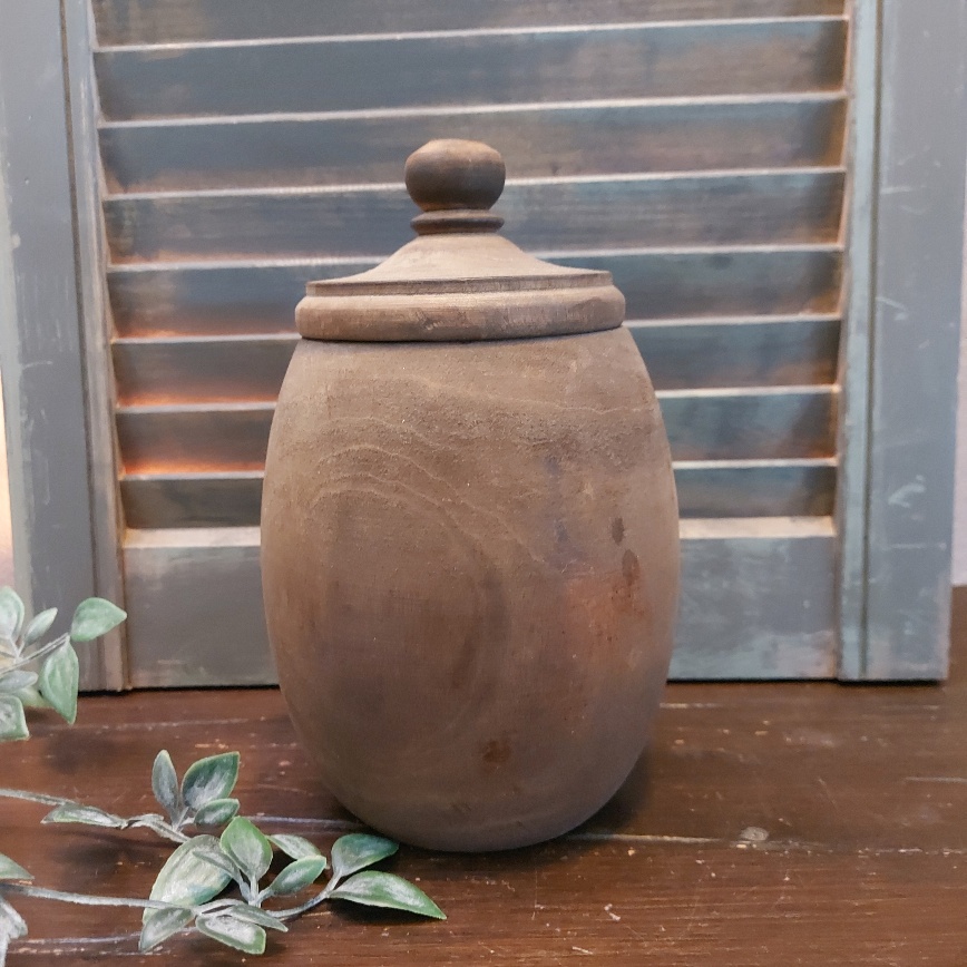 Nepalese pot van hout met deksel in een donkerbruine kleur.