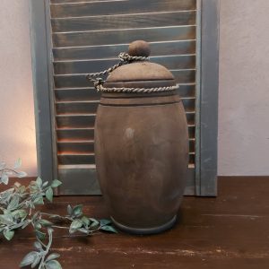 Nepalese pot van hout met deksel in een donkerbruine kleur, 30 cm hoog.