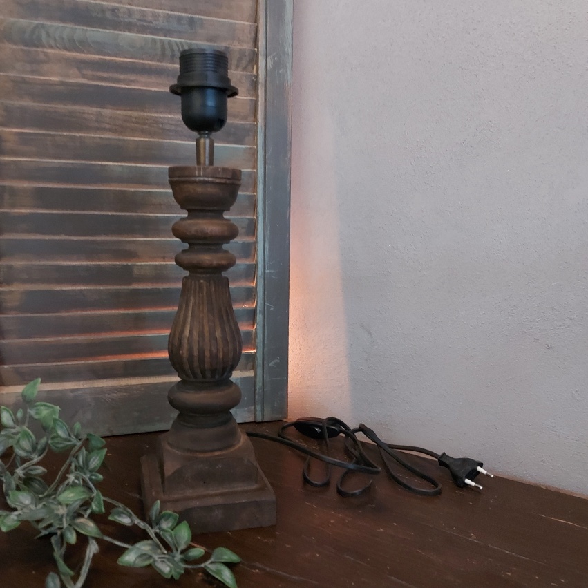 Houten baluster lampvoet in een donker bruine kleur.