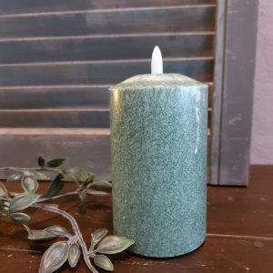 Donker groene led kaars met een doorsnede van 7,5 cm van het merk Mansion Atmosphere.