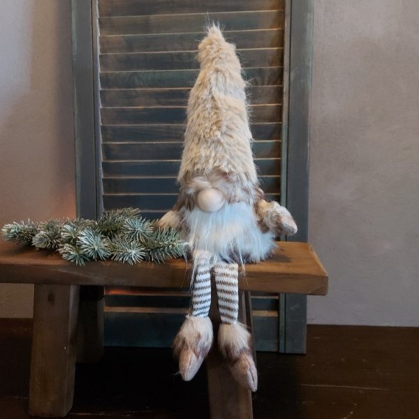 Kerstkabouter Gnome met bungelbeentjes in zachte naturel kleuren van het merk Mansion Atmosphere.