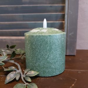 Donker groene led kaars met een doorsnede van 7,5 cm van het merk Mansion Atmosphere.