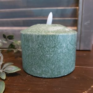 Donker groene led kaars met een doorsnede van 10 cm van het merk Mansion Atmosphere.