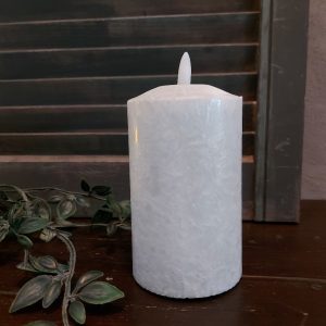 Witte led kaars met een doorsnede van 7,5 cm van het merk Mansion Atmosphere.