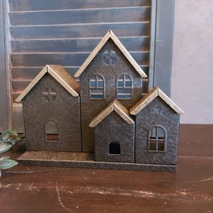 Huisjes van metaal waar een kaarsje in kan branden, van het merk Mansion Atmosphere.