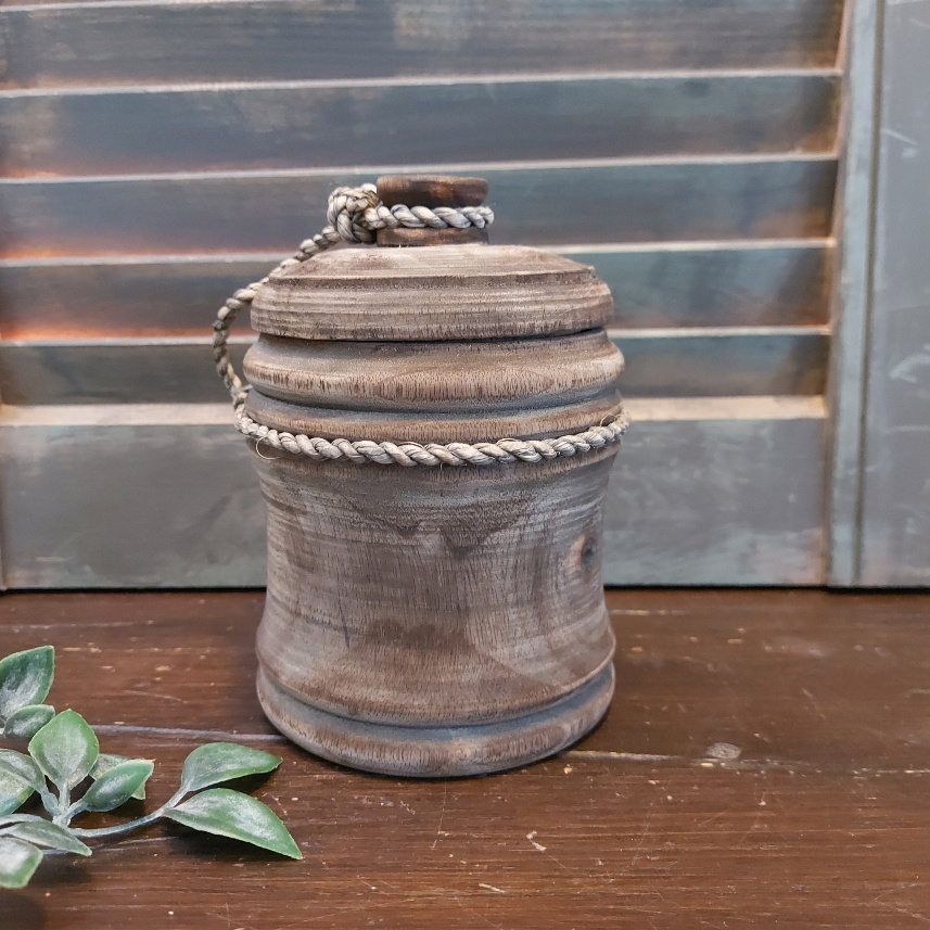 Nepalese pot van hout met deksel in een donkerbruine kleur.