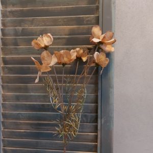 Kornoelje kunstbloem met zes bloemen in een mokka bruine kleur van het merk Sylxz van Brynxz.