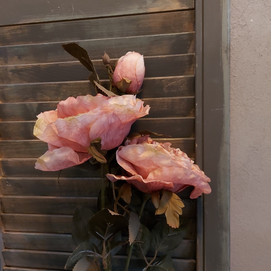 Pioenroos kunstbloem met drie bloemen in een oud roze kleur van het merk Sylxz van Brynxz.