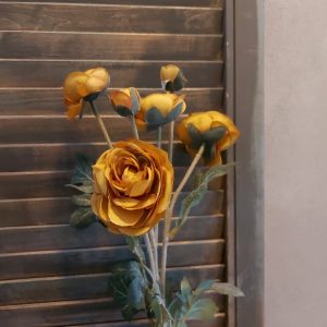 Ranonkel kunstbloem met 6 bloemen in een okergele kleur van het merk Sylxz van Brynxz.
