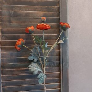 Ranonkel kunstbloem met 6 bloemen in een warm oranje kleur van het merk Sylxz van Brynxz.