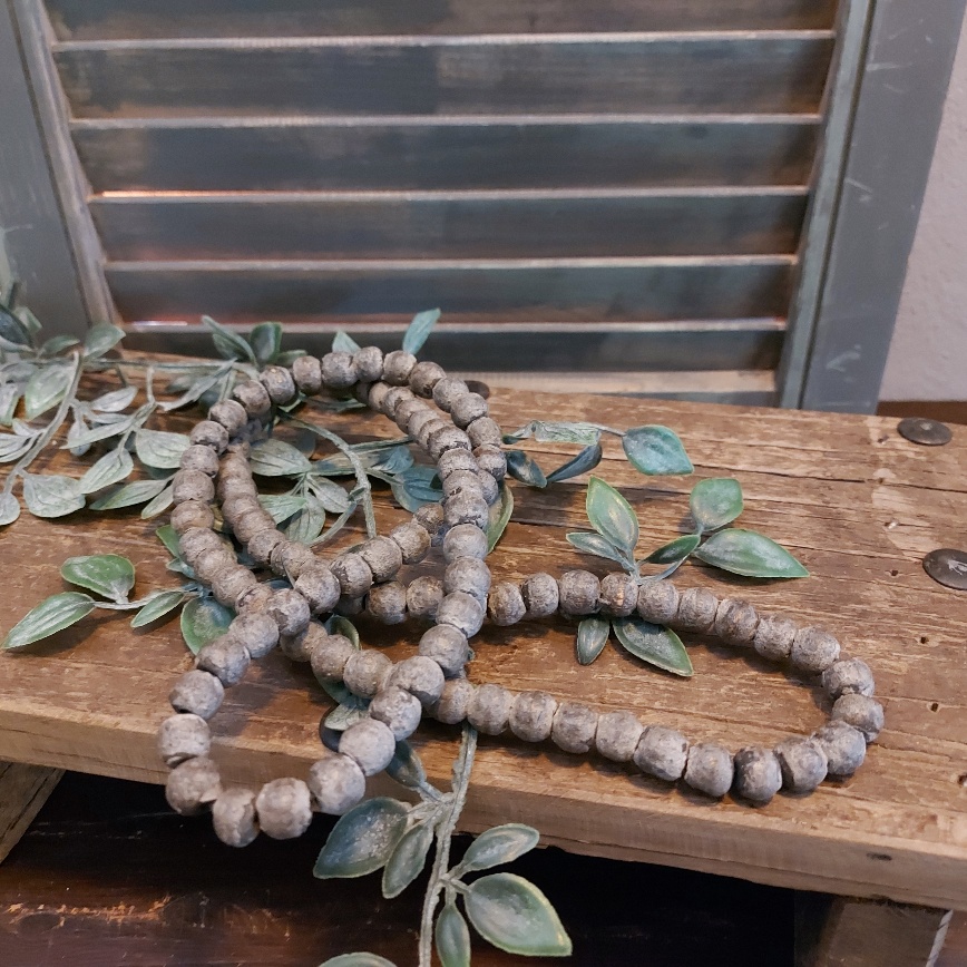 Decoratieve ketting van houten kralen.