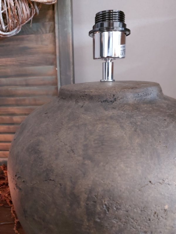 Kruiklamp van aardewerk in een warm bruine kleur, van het merk Brynxz uit de serie Majestic Vintage.