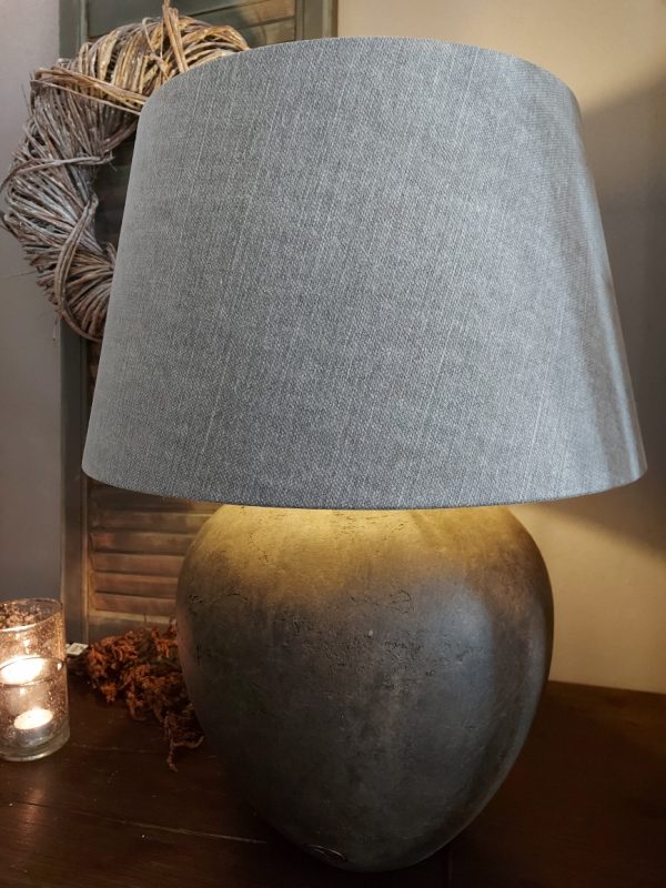 Kruiklamp van aardewerk in een warm bruine kleur, van het merk Brynxz uit de serie Majestic Vintage.