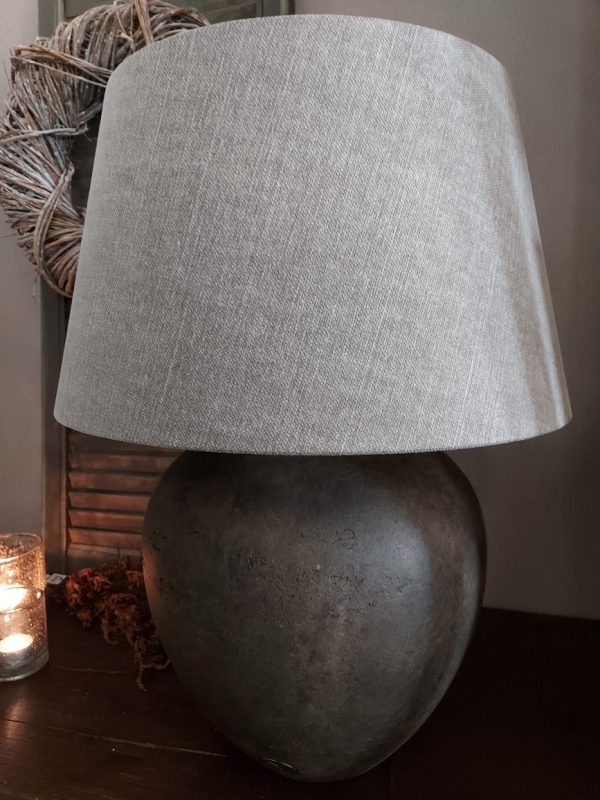 Kruiklamp van aardewerk in een warm bruine kleur, van het merk Brynxz uit de serie Majestic Vintage.