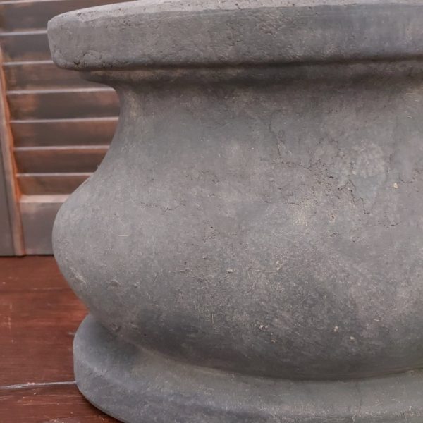 Ovale lampvoet van aardewerk in een grijze betonkleur, van het merk Brynxz uit de serie Majestic Vintage.