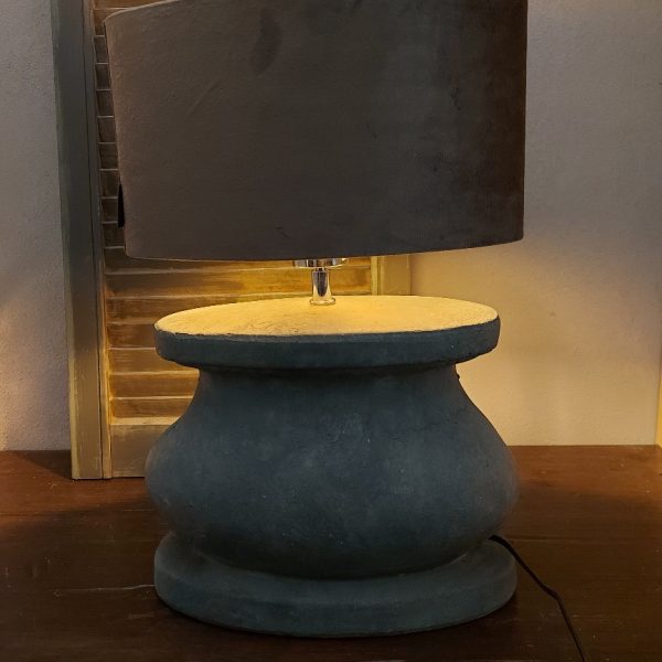 Ovale lampvoet van aardewerk in een grijze betonkleur, van het merk Brynxz uit de serie Majestic Vintage.