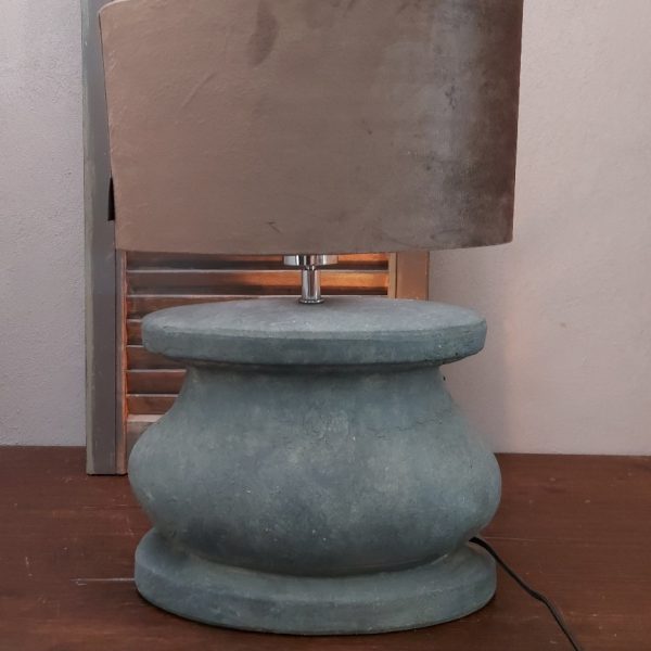 Ovale lampvoet van aardewerk in een grijze betonkleur, van het merk Brynxz uit de serie Majestic Vintage.