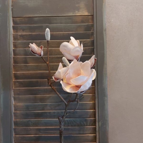 Magnolia kunstbloem in een zachte poeder roze van het merk Countryfield.