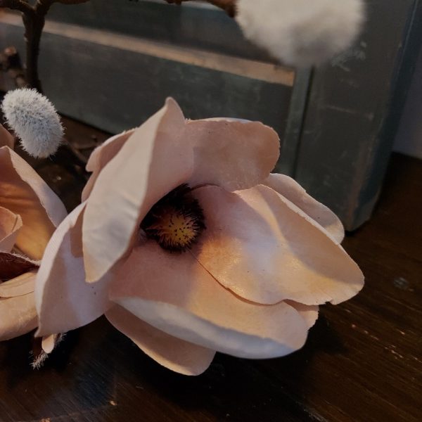 Magnolia kunstbloem in een zachte poeder roze van het merk Countryfield.