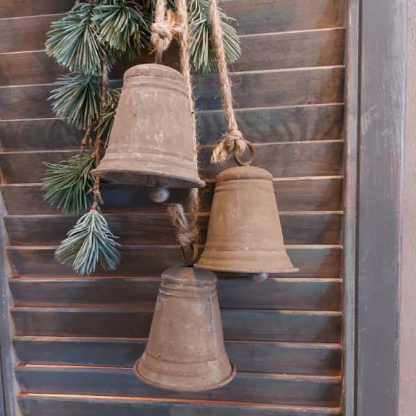 Drie bellen van zink aan een jute koord, kerstklokken van het merk Countryfield.
