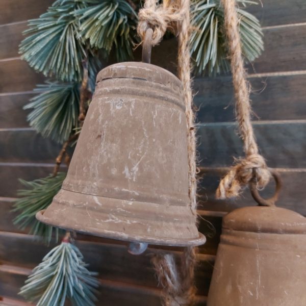Drie bellen van zink aan een jute koord, kerstklokken van het merk Countryfield.