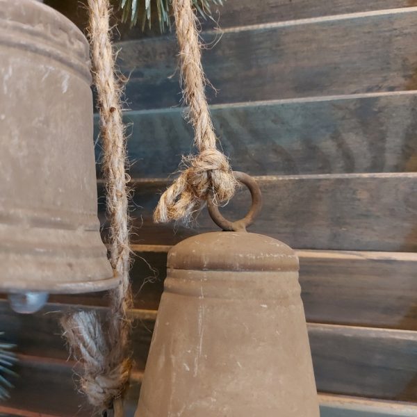 Drie bellen van zink aan een jute koord, kerstklokken van het merk Countryfield.