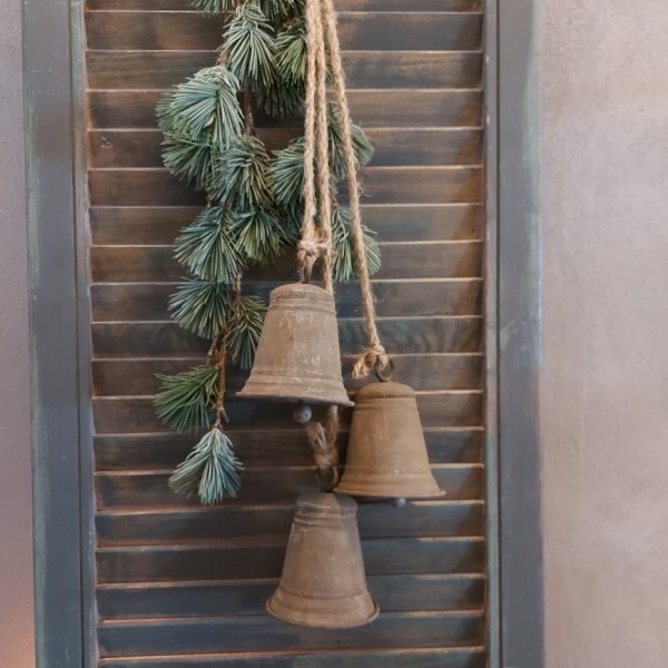 Drie bellen van zink aan een jute koord, kerstklokken van het merk Countryfield.