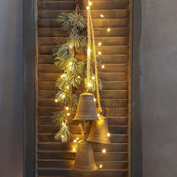 Drie bellen van zink aan een jute koord, kerstklokken van het merk Countryfield.