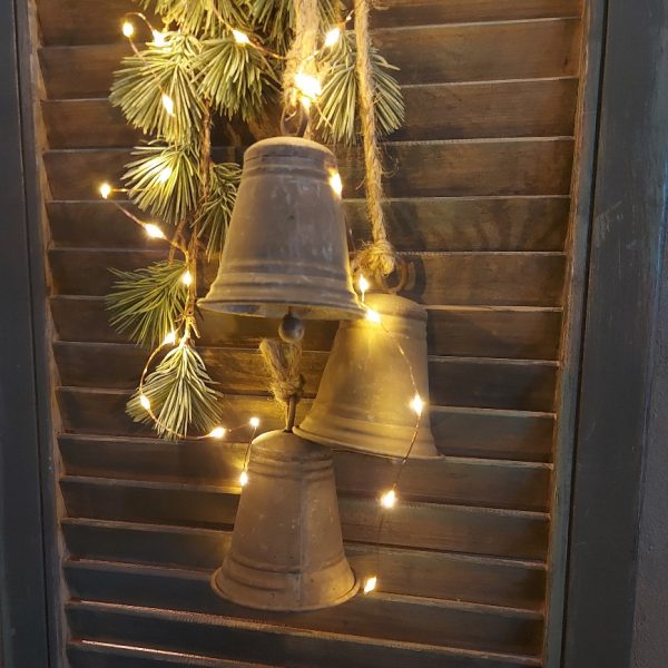 Drie bellen van zink aan een jute koord, kerstklokken van het merk Countryfield.