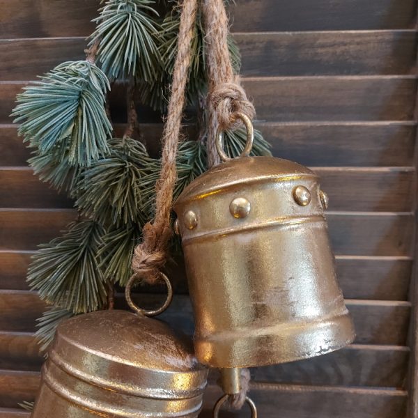 Drie gouden bellen van metaal aan een jute koord, kerstklokken van het merk Countryfield.