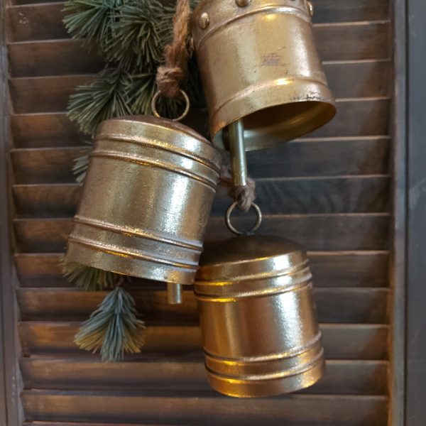 Drie gouden bellen van metaal aan een jute koord, kerstklokken van het merk Countryfield.