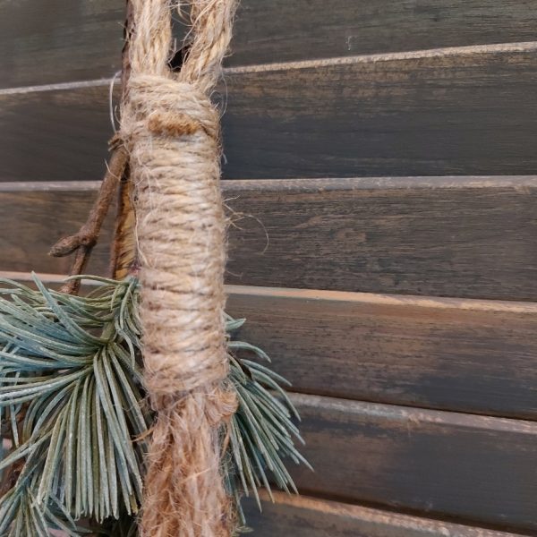 Drie gouden bellen van metaal aan een jute koord, kerstklokken van het merk Countryfield.