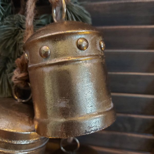 Drie gouden bellen van metaal aan een jute koord, kerstklokken van het merk Countryfield.