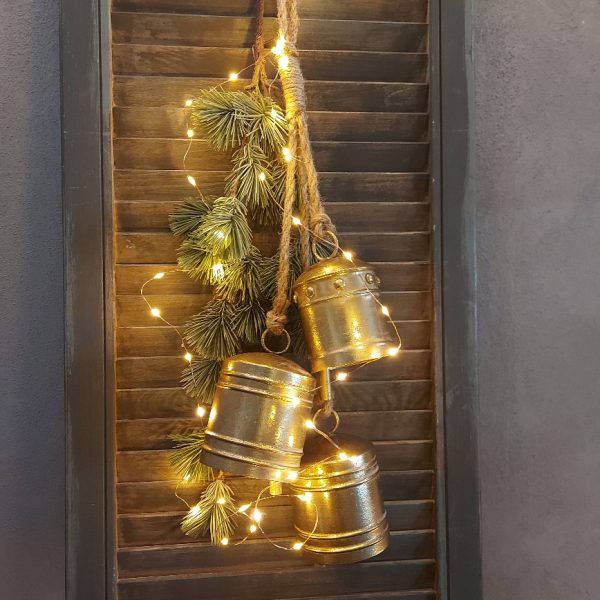 Drie gouden bellen van metaal aan een jute koord, kerstklokken van het merk Countryfield.