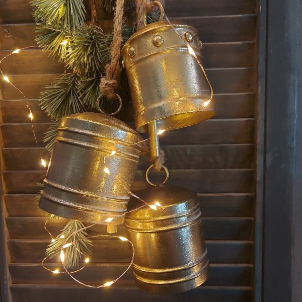 Drie gouden bellen van metaal aan een jute koord, kerstklokken van het merk Countryfield.