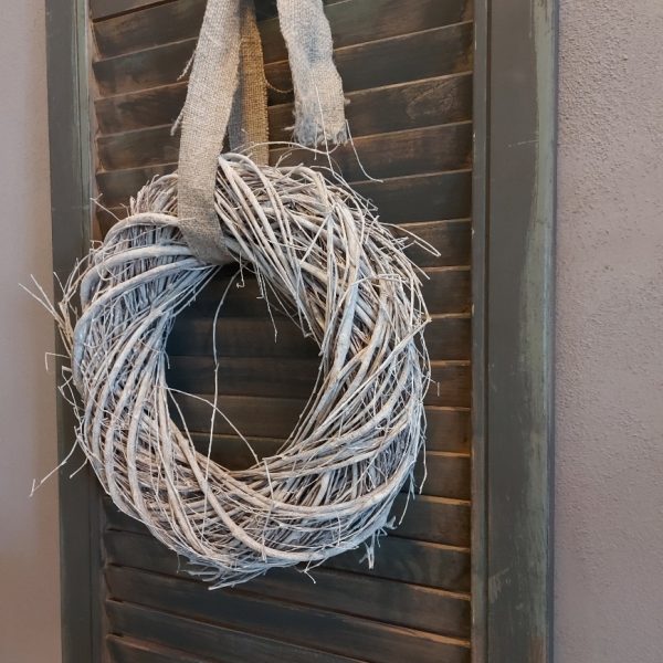 Krans van wilgentakken in een witte kleur, van het merk Countryfield.