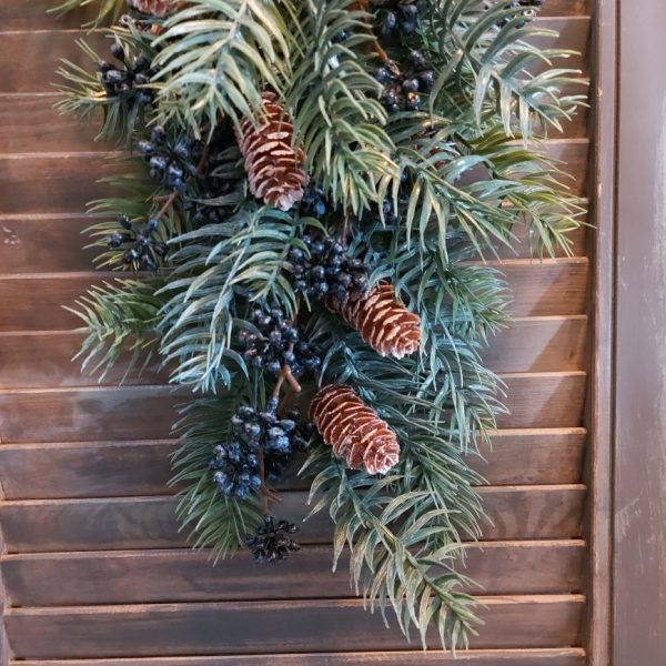 Kerst toef met dennentakken, bessen en dennenappels van het merk Countryfield.