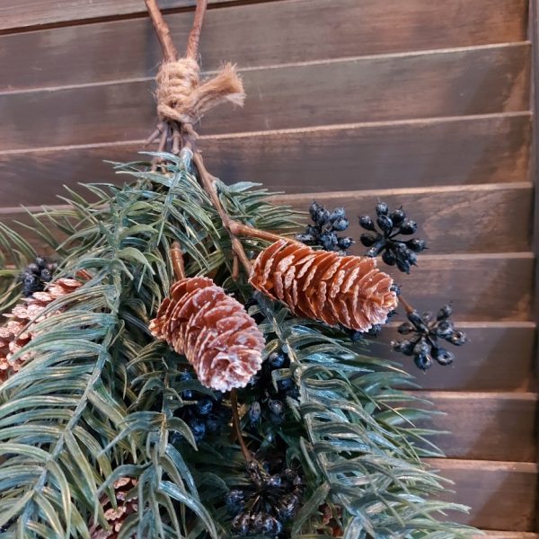 Kerst toef met dennentakken, bessen en dennenappels van het merk Countryfield.