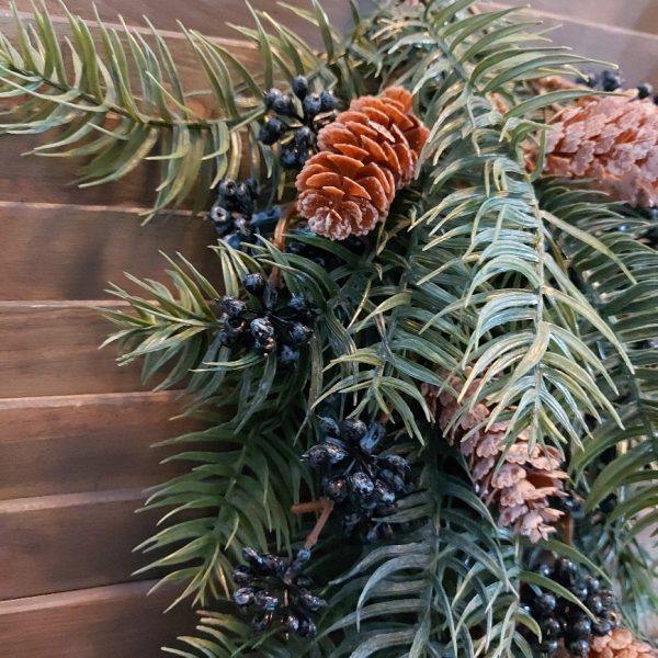 Kerst toef met dennentakken, bessen en dennenappels van het merk Countryfield.