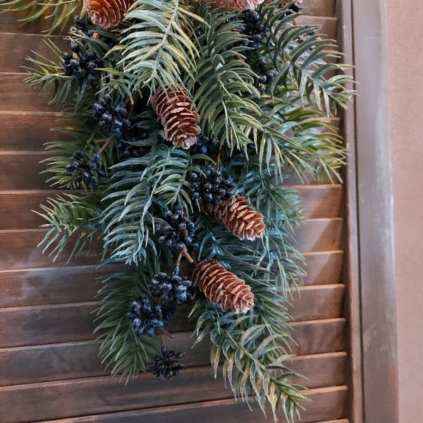 Kerst toef met dennentakken, bessen en dennenappels van het merk Countryfield.