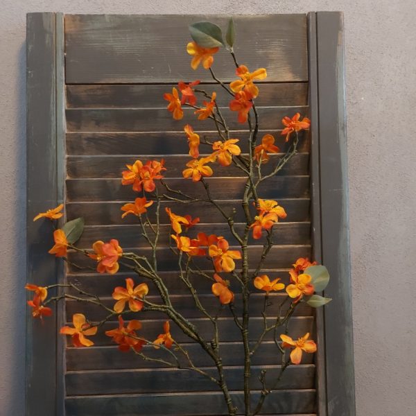 Twijg met oranje Malus appelbloesem zijdenbloemen van het merk Countryfield.