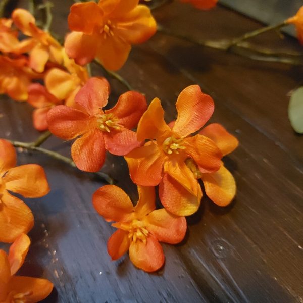 Twijg met oranje Malus appelbloesem zijdenbloemen van het merk Countryfield.