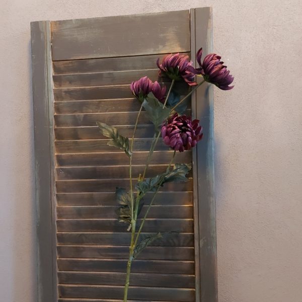 Twijg met aubergine Chrysant zijdenbloemen van het merk Countryfield.