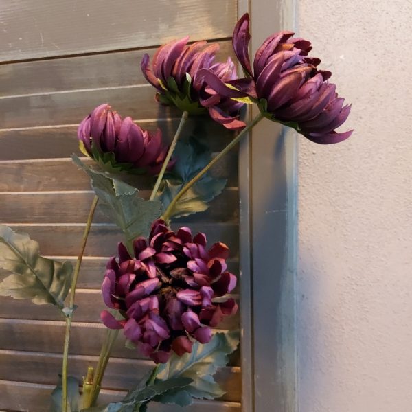 Twijg met aubergine Chrysant zijdenbloemen van het merk Countryfield.