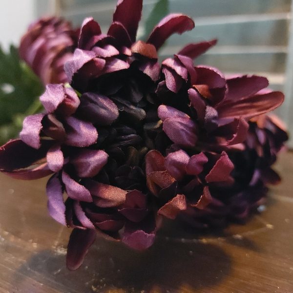 Twijg met aubergine Chrysant zijdenbloemen van het merk Countryfield.