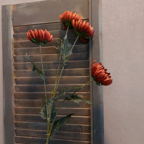 Twijg met roestbruine Chrysant zijdenbloemen van het merk Countryfield.