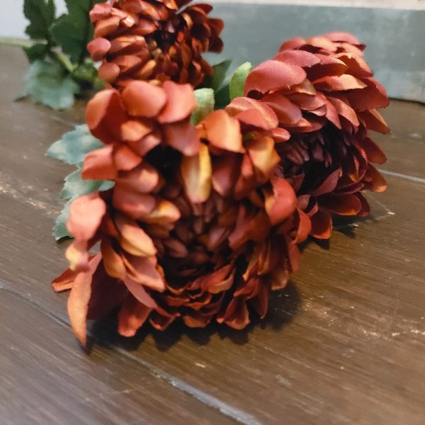 Twijg met roestbruine Chrysant zijdenbloemen van het merk Countryfield.