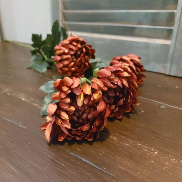 Twijg met roestbruine Chrysant zijdenbloemen van het merk Countryfield.