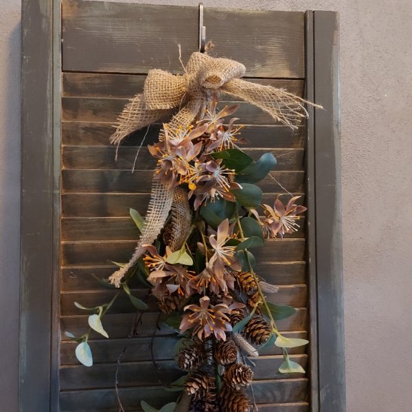 Hand gebonden toef met herfstbloemen van zijde. Exclusief verkrijgbaar bij Creatieve Decoraties Voor Jou.